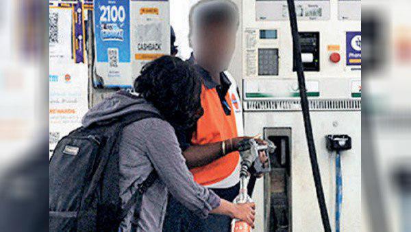 कुछ पेट्रोल पंपों ने समझी है जिम्मेदारी