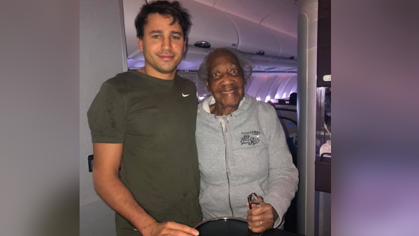 बुजुर्ग महिला को दी अपनी फर्स्ट क्लास सीट