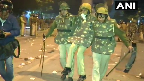 पुलिसकर्मी घायल 