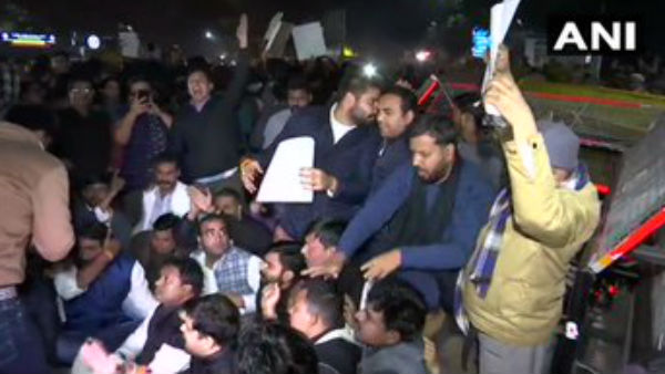 पुलिसकर्मियों समेत कई छात्र घायल