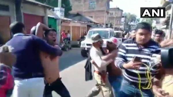 सड़क पर उतरे लोग