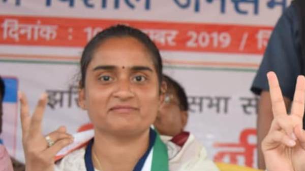 नीरज सिंह की पत्नी हैं पूर्णिमा