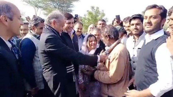 सीएम ने पूछा कि कहां है आपके पास पैसे