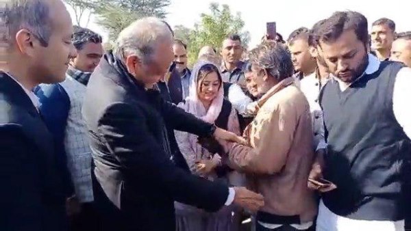 मुख्यमंत्री बाड़मेर जिले के धनाऊ क्षेत्र के दौरे पर