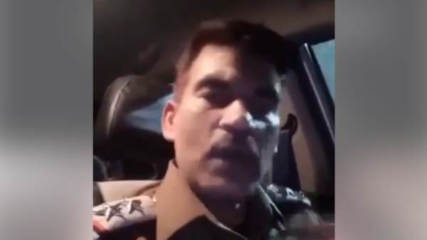 पुलिस ने सामान जब्त किया पुलिस ने सामान जब्त किया