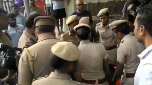 रंगोली बनाकर अपना विरोध दर्ज किया