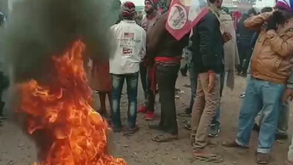 आगजनी, गाड़ियों में तोड़फोड़, रोकी ट्रेनें