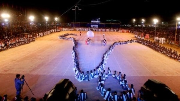 श्रीराम के नारे लगाकर बच्चे पोस्टर पर कूदते दिखे श्रीराम के नारे लगाकर बच्चे पोस्टर पर कूदते दिखे