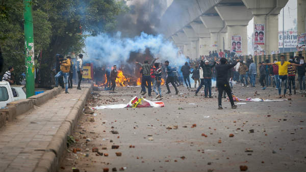 प्रदर्शनकारियों ने पुलिस वालों को पीटा