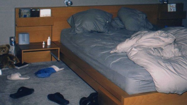 बिस्तर पर लाश को चादर से ढक दिया 