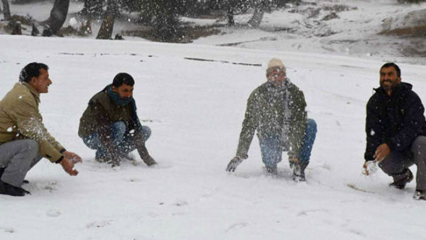 जम्मू-कश्मीर के कई इलाकों में भारी बर्फबारी की चेतावनी