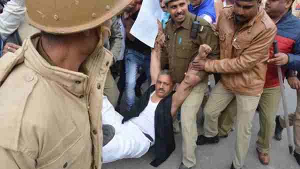 कानपुर में सपा कार्यकर्ताओं ने किया प्रदर्शन