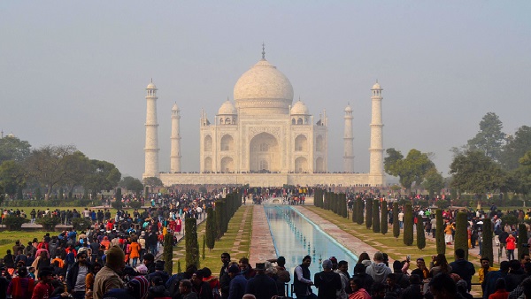 आगरा में हर साल करीब 65 साल पर्यटक आते हैं