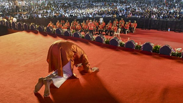 पहली बार सत्ता में सक्रिय तौर पर शामिल हुआ ठाकरे पारिवार