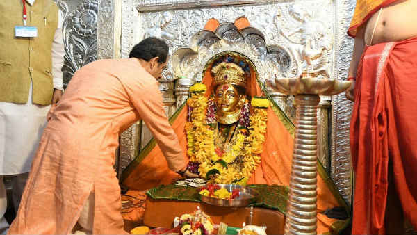 कुल देवी एकवीरा माता के मंदिर पहुंचे उद्धव कुल देवी एकवीरा माता के मंदिर पहुंचे उद्धव