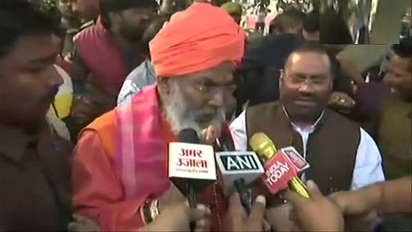 उन्नाव दुष्कर्म पीड़िता की मौत के बाद उसके घर पहुंचे साक्षी