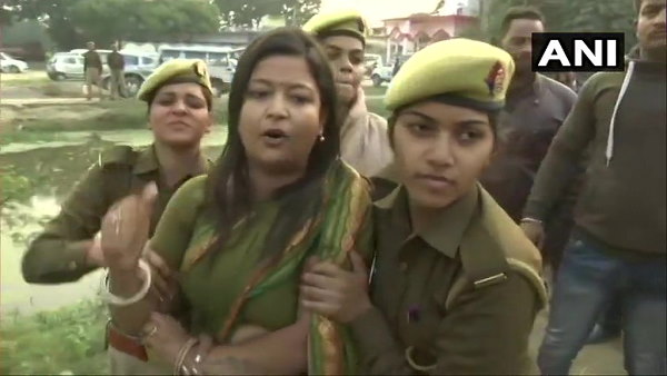 पुलिस ने प्रदर्शनकारियों को उठा-उठाकर पटका