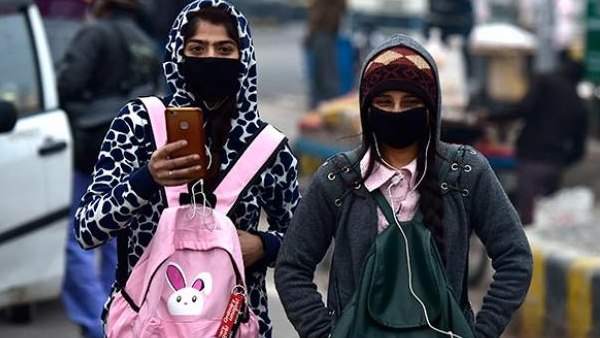 पहाड़ों में हो रही बर्फबारी के चलते बढ़ी सर्दी