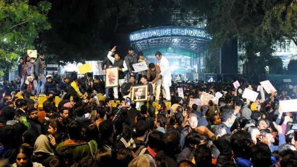 'परिसर के अंदर मस्जिद में पुलिस ने लोगों को परेशान किया' 