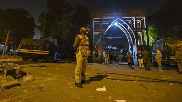 प्रोटेस्ट के बाद फैला था कूड़ा