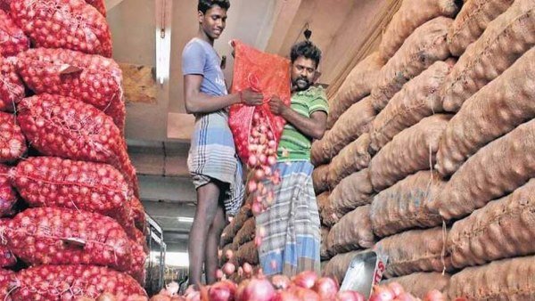 सस्ते में प्याज खरीदने के लिए लाइन में खड़ा था शख्स