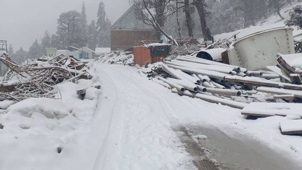 भारी बर्फबारी के चलते बंद रहेंगे स्कूल