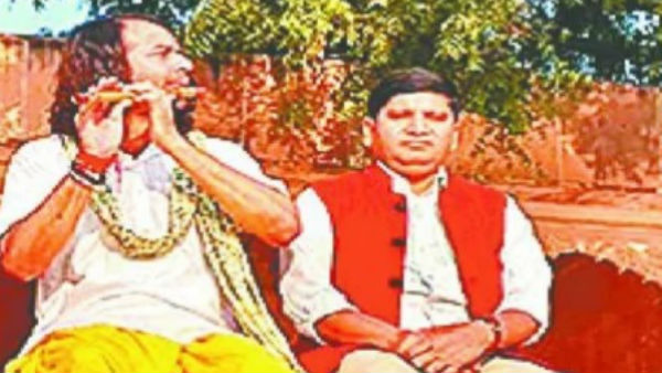 नंदगांव में बंसी बजाते नजर आए तेज प्रताप नंदगांव में बंसी बजाते नजर आए तेज प्रताप