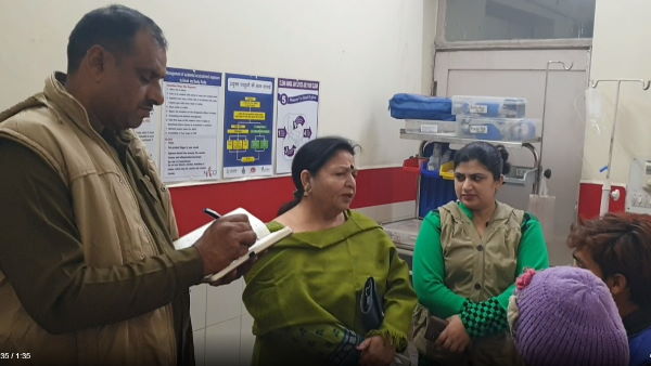 लोगों ने बच्ची को बचाया