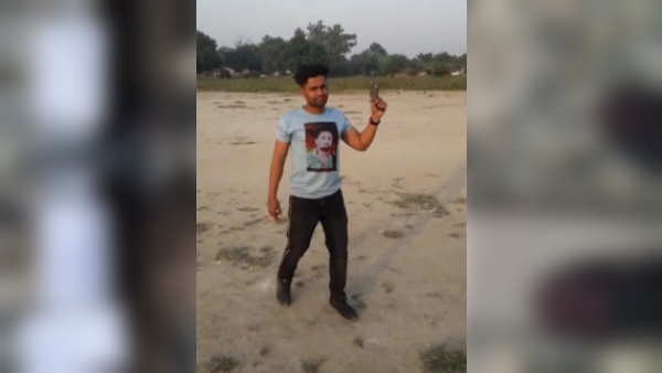 पुलिस गिरफ्तारी के लिए दे रही है दबिश