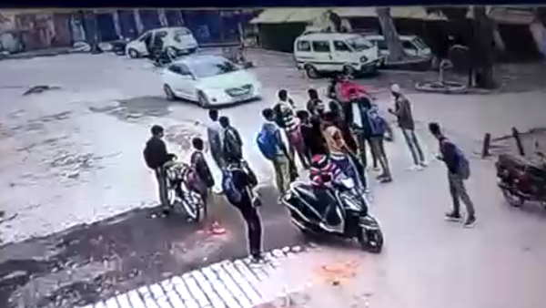 जमकर चलाए लाठी-डंडे