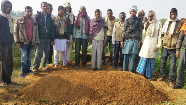 मुस्लिम धर्म के लोग जनाजे में नहीं हुए शामिल मुस्लिम धर्म के लोग जनाजे में नहीं हुए शामिल