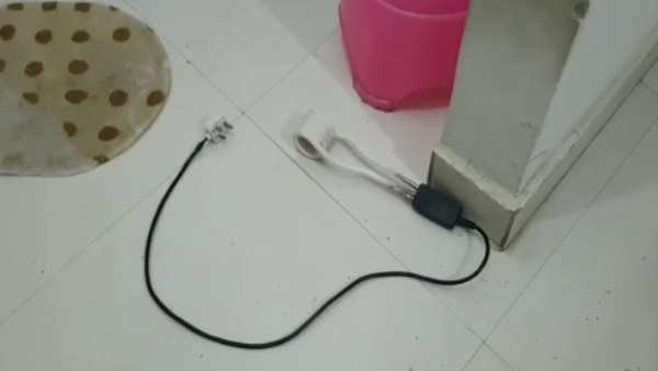 खौलता हुआ गर्म पानी डाला फिर रॉड से जलाया खौलता हुआ गर्म पानी डाला फिर रॉड से जलाया