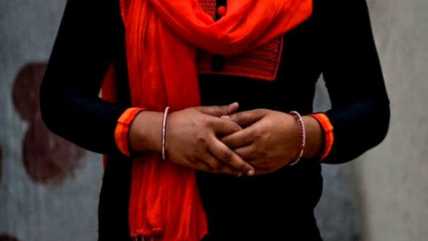 कमरे में पति को देख सन्न रह गई पत्नी
