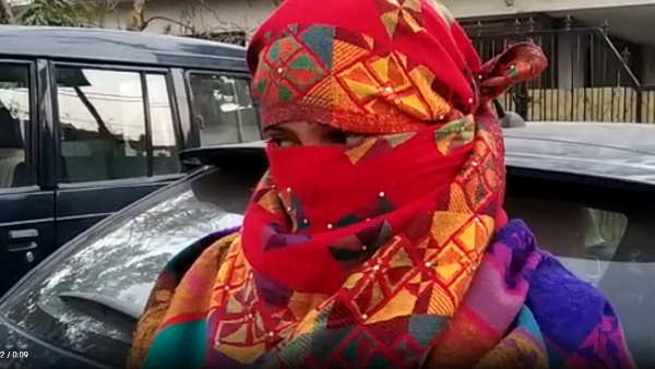 बथुआ तोड़ने के बहाने ले गई खेत