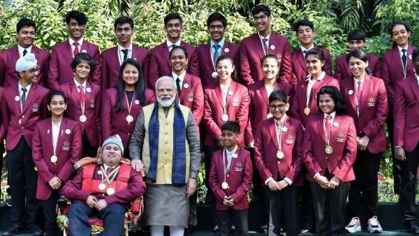 अपने आवास पर की बच्चों से बात