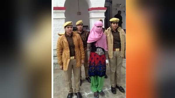 आधी रात को तेजाब लेकर पहुंची युवती आधी रात को तेजाब लेकर पहुंची युवती