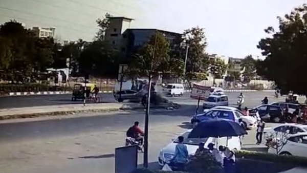 करीब 15 फीट दूर गिरी कार