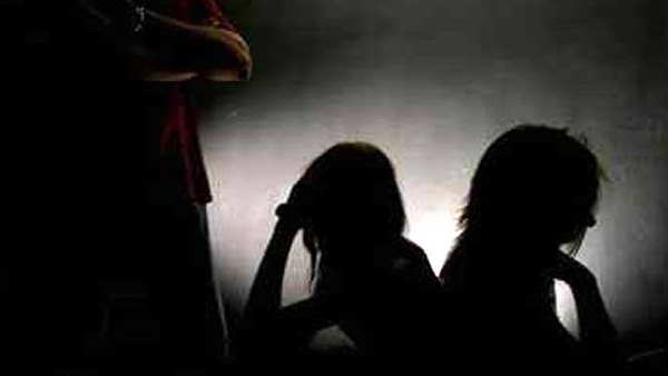 टीम ने बच्ची को छुड़ाया