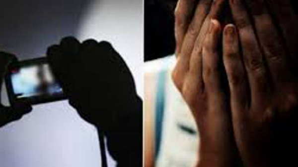 दो लोगों ने उसके उतारे कपड़े फिर बनाया वीडियो