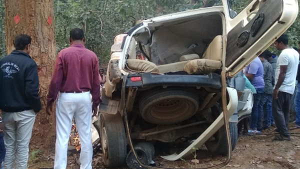 पेड़ में फंसे स्कॉर्पियो को निकाला गया