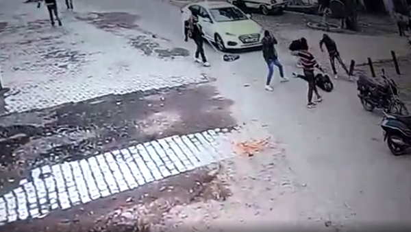 घायल छात्रों को अस्पताल में भर्ती कराया