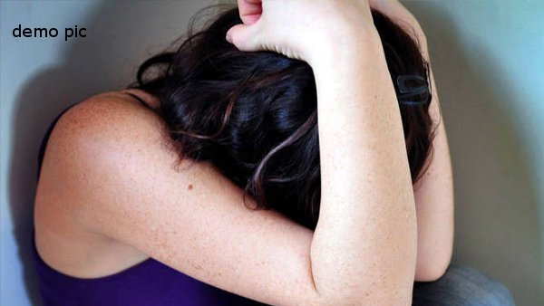 तीन लोगों ने बारी-बारी किया रेप