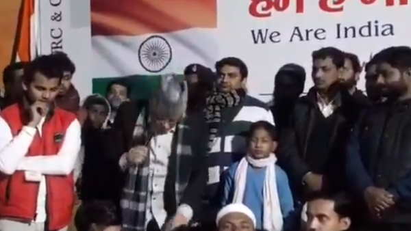 एक हाथ से पकड़े रहे पैंट