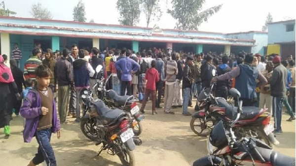 बीच-बचाव करने आई मां पर भी हमला बीच-बचाव करने आई मां पर भी हमला