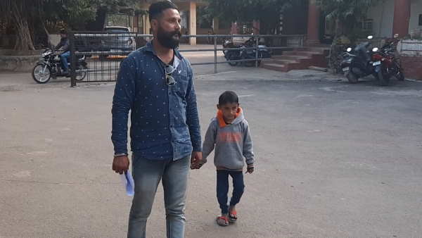 डराने के लिए शिक्षिका ने टैंक में लटकाया