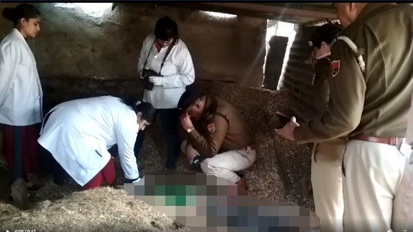 चारे के नीचे दबा मिला था शव