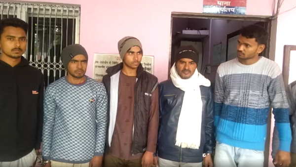 पुलिस ने पांच छात्रों को गिरफ्तार किया