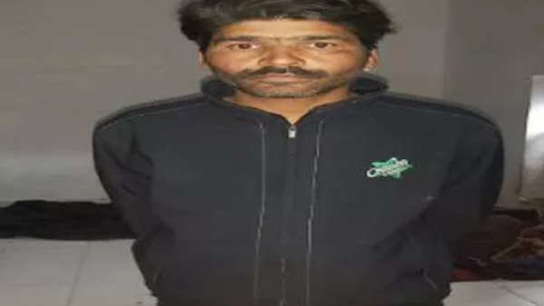 चौकीदार ने गेट पर पेशाब करने के लिए मार डाला