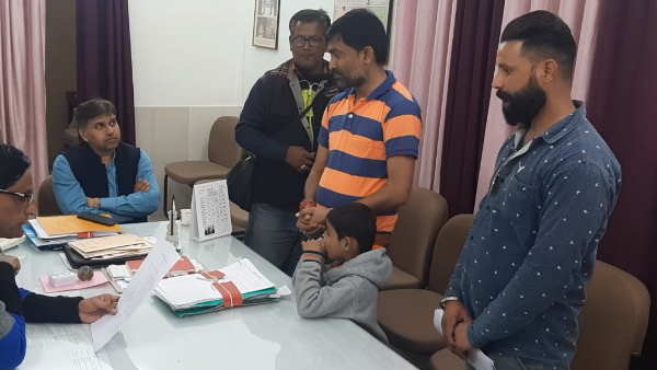 जिला कलेक्ट्रेट में सौंपा शिक्षिका के खिलाफ ज्ञापन