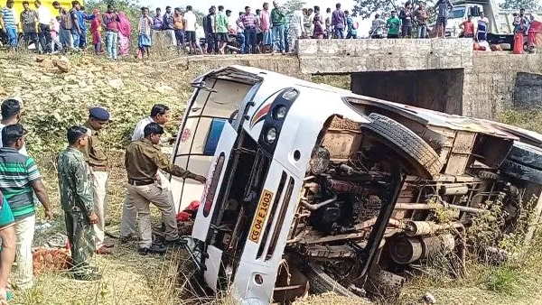 बुधवार को यात्रियों से भरी बस पलटी
